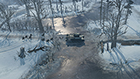 Отряд красноармейцев идет за Т-34 рискованным коротким путем через замерзшую реку.