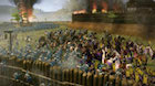 Cavalleria con le lance, fanteria con la katana e cannoni aprono una breccia nelle mura di una fortezza di legno.