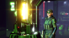 Un'agente XCOM è concentrata sull'obiettivo della sua missione: recuperare un composto chimico alieno.