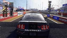 Un Ford Mustang Boss 302 sube revoluciones en una carrera de aceleración.